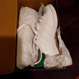 Adidas kid shoe (stan smith)